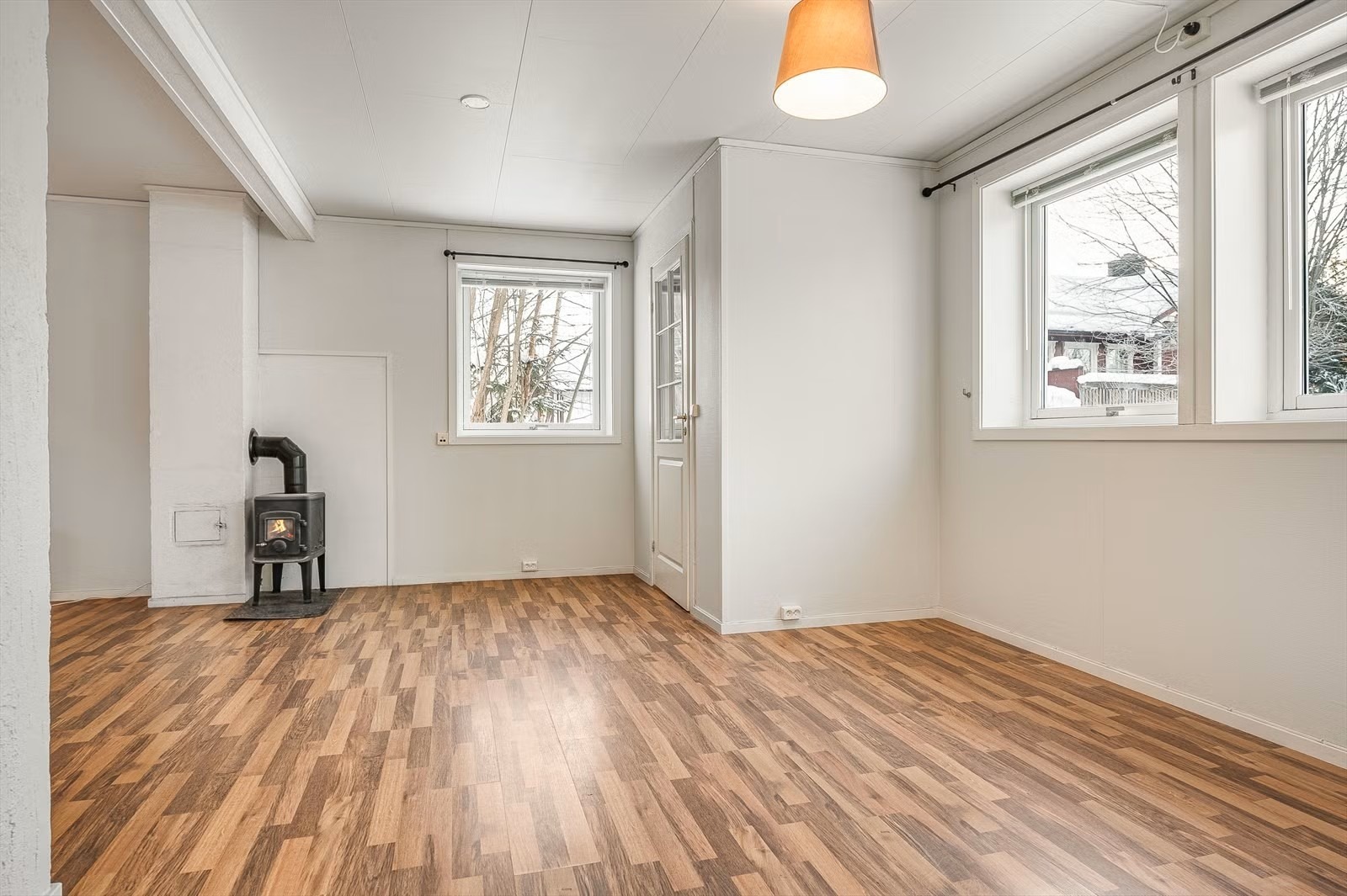 Stue med vedovn fra soverom